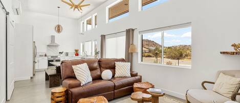 Fernseher, Kamin, Bücher, Stereoanlage