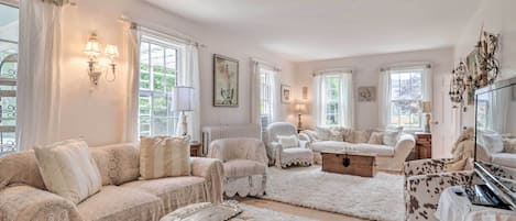 TV, caminetto, tavolo da ping pong, libri