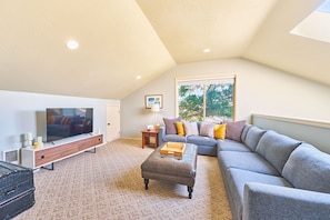 Smart TV, fireplace, books, stereo