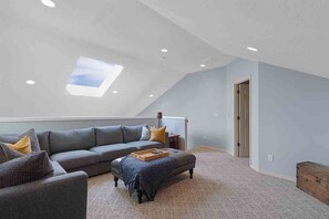 Smart-TV, Kamin, Bücher, Stereoanlage