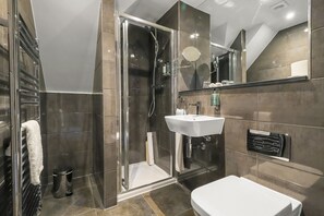 샤워기/욕조 결합, 고급 세면용품, 헤어드라이어, 타월