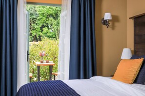 Premium bedding, in-room safe, individually decorated - The Duke on The Test (Romsey)