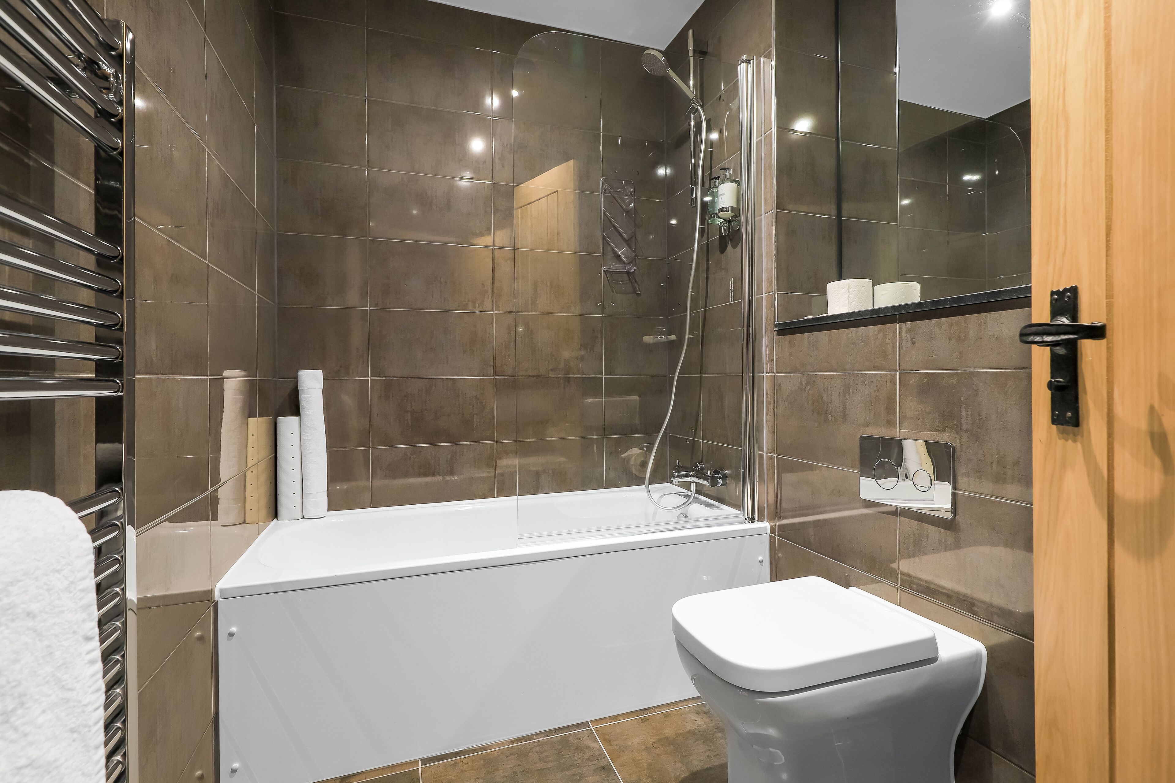 Combined shower/bathtub, designer toiletries, hair dryer, towels