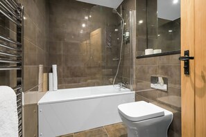 Duschwanne, Designer-Toilettenartikel, Haartrockner, Handtücher