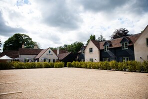 Exterior - The Duke on The Test (Romsey)