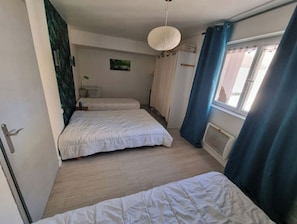3 slaapkamers, een bureau, een strijkplank/strijkijzer, reisbedje