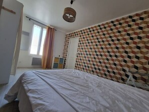 3 bedrooms, desk, iron/ironing board, travel cot