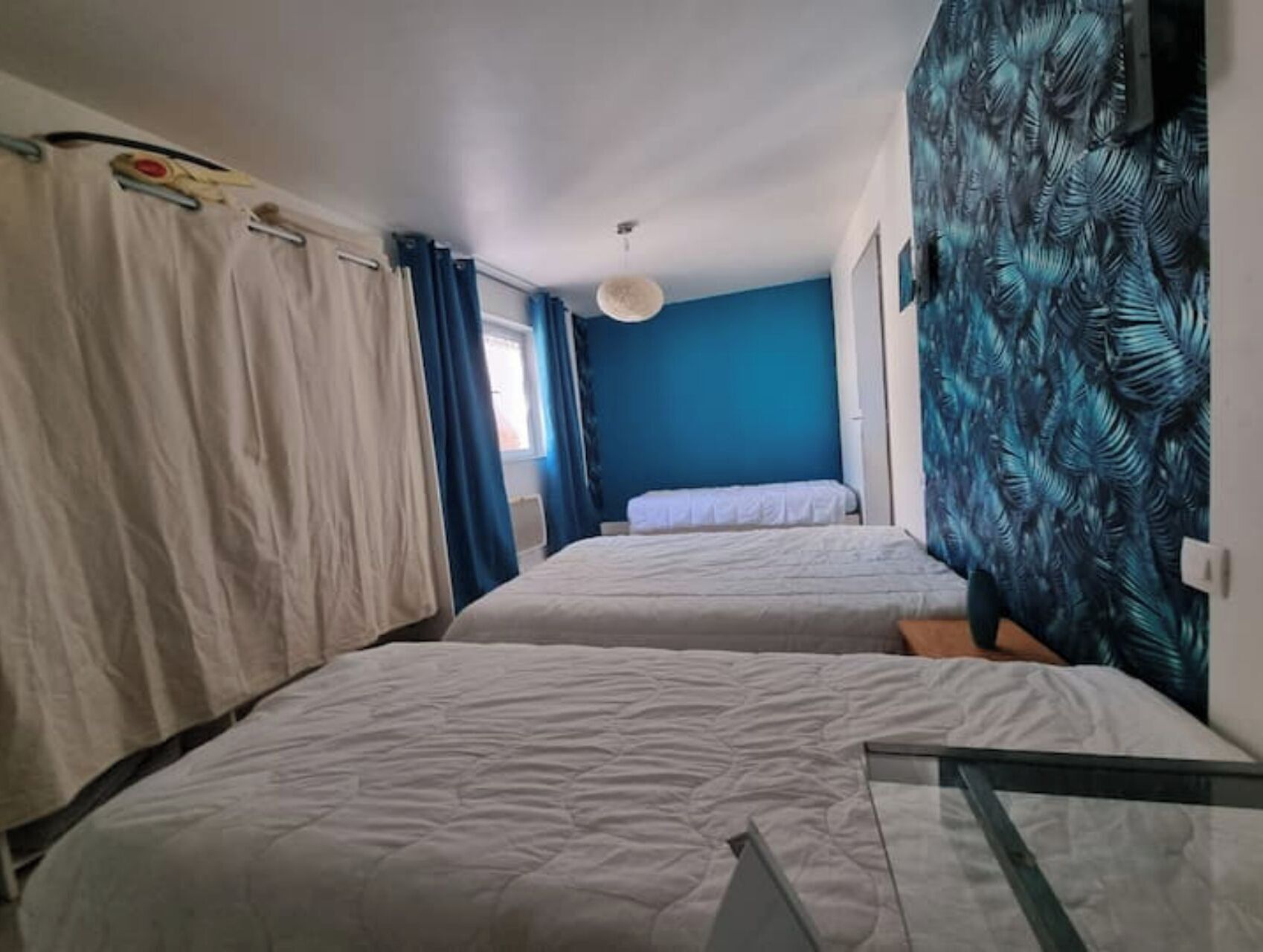 2 slaapkamers, een bureau, een strijkplank/strijkijzer, reisbedje