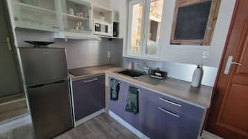 Réfrigérateur, micro-ondes, plaque de cuisson, cafetiÚre/bouilloire