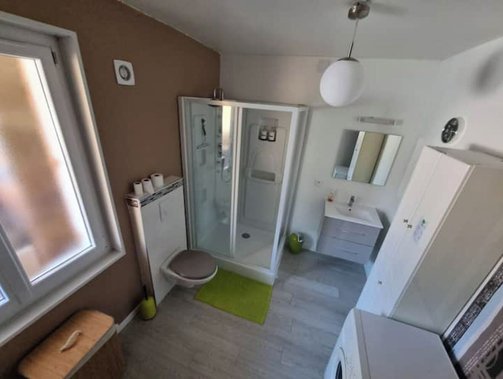 Douche, sèche-cheveux, serviettes fournies, papier toilette