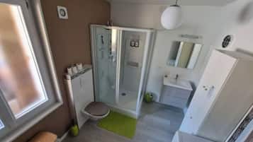 Douche, sèche-cheveux, serviettes fournies, papier toilette