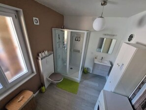 Shower, hair dryer, towels, toilet paper