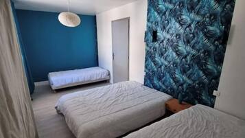 2 間睡房、書桌、熨斗/熨衫板、可攜式嬰兒床