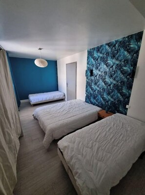 2 chambres, bureau, fer et planche Ă repasser, lit parapluie