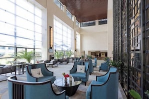 Un espacio interior amplio con varias opciones de asientos y ventanas grandes.
