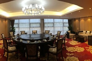 A conference room with a round table, chairs, and a chandelier. - Nanshanyuan Hotel (Xi'an)
