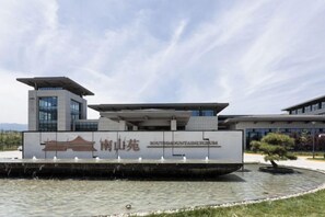 Un edificio moderno con un letrero que dice 'South Mountain Resort'.