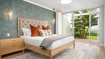 Luxury Apartment | Laptop workspace, iron/ironing board, free WiFi, bed sheets