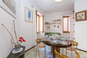 Appartamento familiare, letti multipli (Studiorum 400mt Dal Lago) | Ristoranti