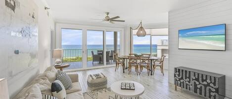 Flatscreentelevisie en een open haard