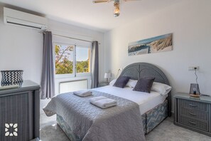 4 bedrooms, iron/ironing board, free WiFi