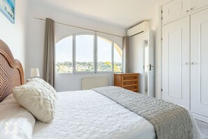 4 bedrooms, iron/ironing board, free WiFi