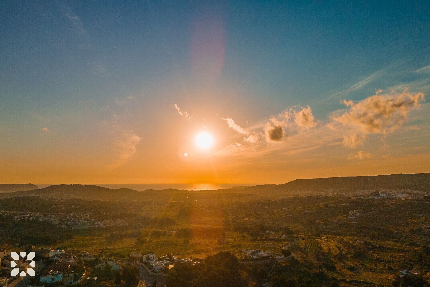 Vista panorámica de un valle con atardecer.