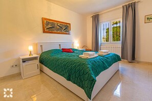 3 bedrooms, iron/ironing board, free WiFi