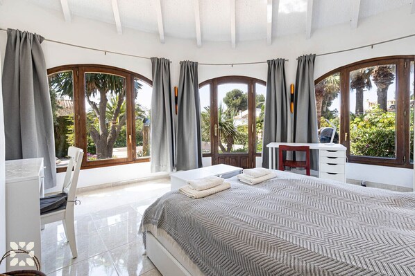 3 bedrooms, iron/ironing board, free WiFi