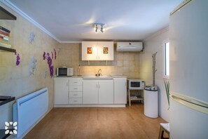 Een koelkast, een microgolfoven, een oven, een kookplaat