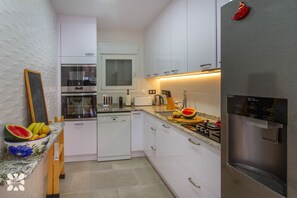 Een koelkast, een microgolfoven, een oven, een kookplaat
