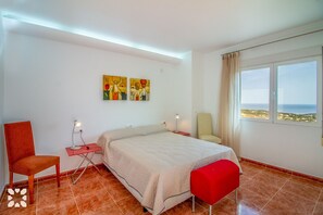4 chambres, fer et planche à repasser, accès au Wi-Fi (inclus)