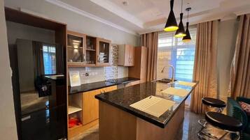 Jääkaappi, mikroaaltouuni, uuni, liesi