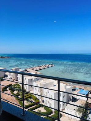 A coastal hotel with a view of the sea, a pier, and a well-maintained garden. - Tiba Rose Plaza (Hurghada)
