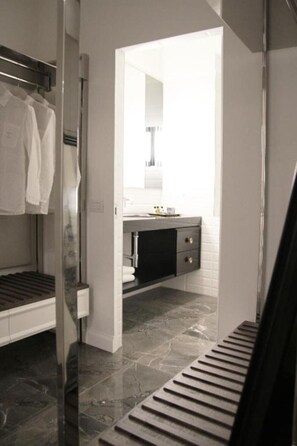 Shower, hair dryer, bidet, towels