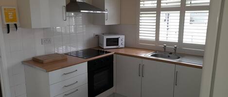 Chalet | Private kitchen | Fridge, microwave, oven, stovetop