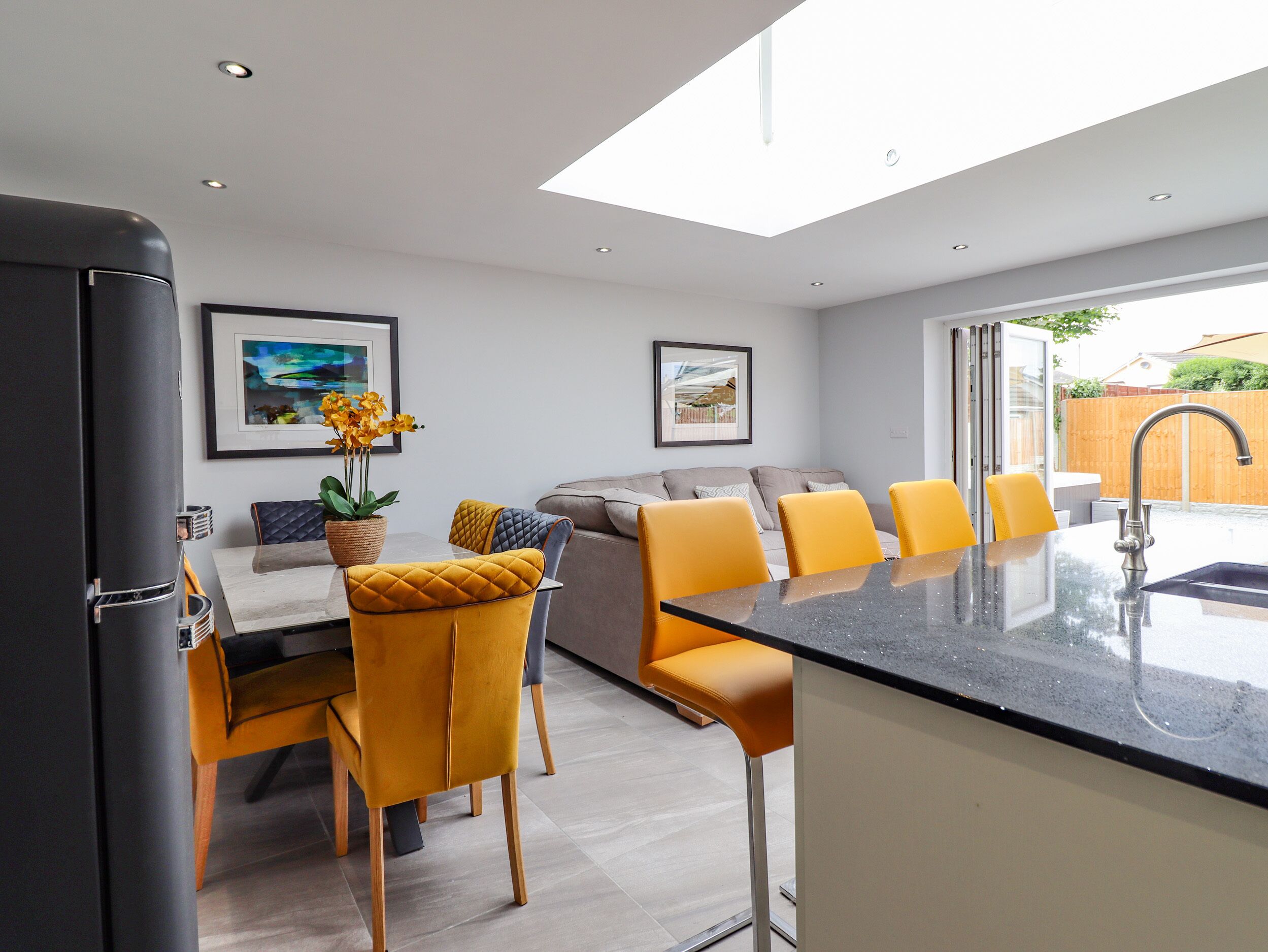 冷蔵庫、食器洗い機、電気ポット、トースター