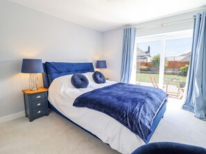3 bedrooms, individually decorated, individually furnished, free WiFi - Trefin (Cemaes Bay)