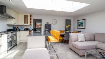 Kühlschrank, Geschirrspüler, Wasserkocher, Toaster