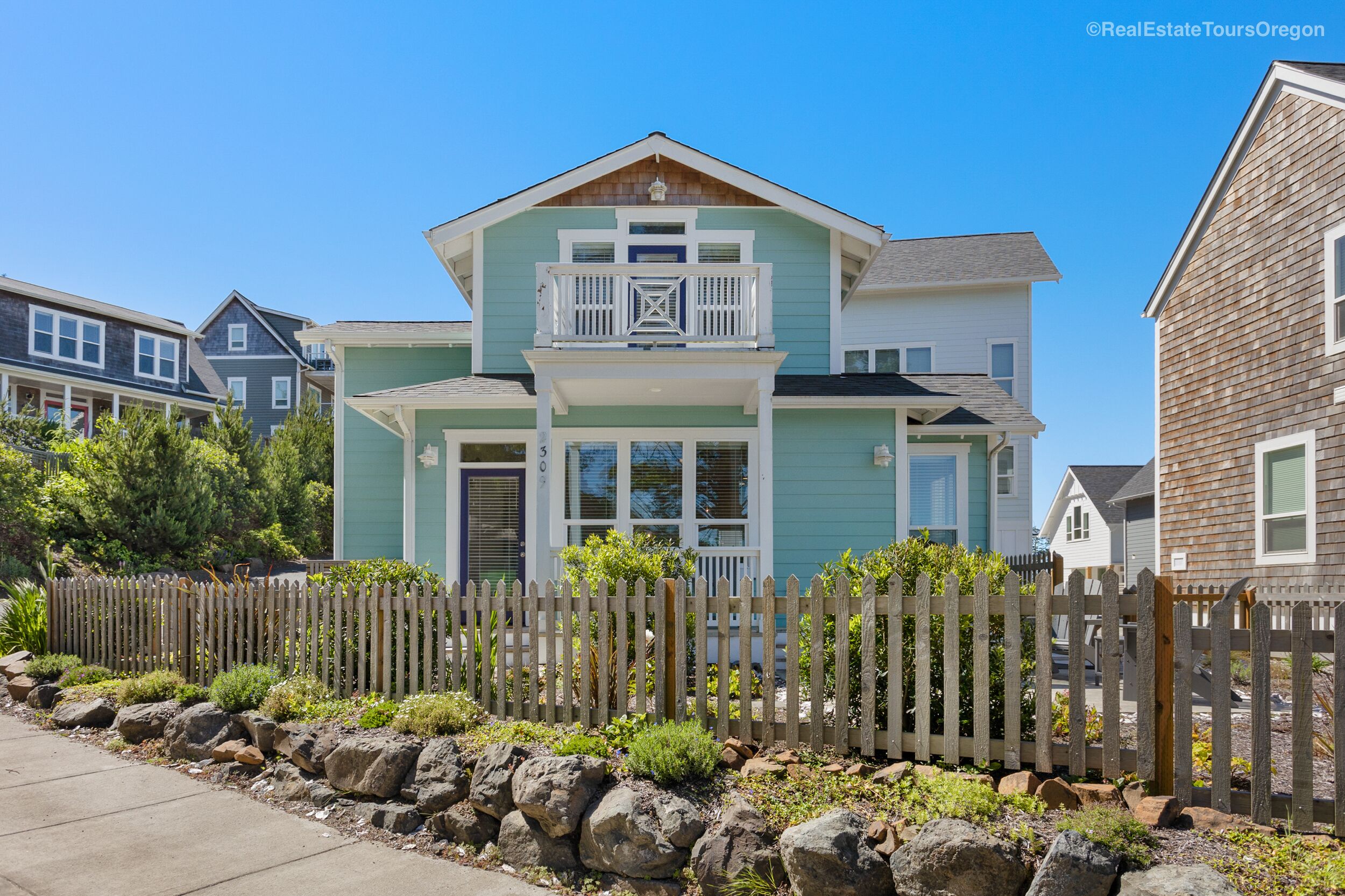Driftwood Cottage, Olivia Beach, Ocean View, Fireplace, Pool/Gym Access!