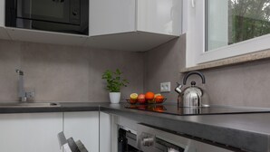 Microwave, dishwasher, cookware/dishes/utensils - Studio With Balkony Warsaw Ksawerów 24 (Warsaw)