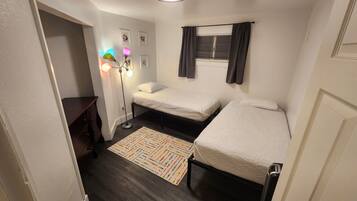 3 bedrooms, desk, iron/ironing board, free WiFi