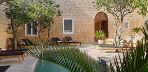 季節限定屋外プール、サンラウンジャー