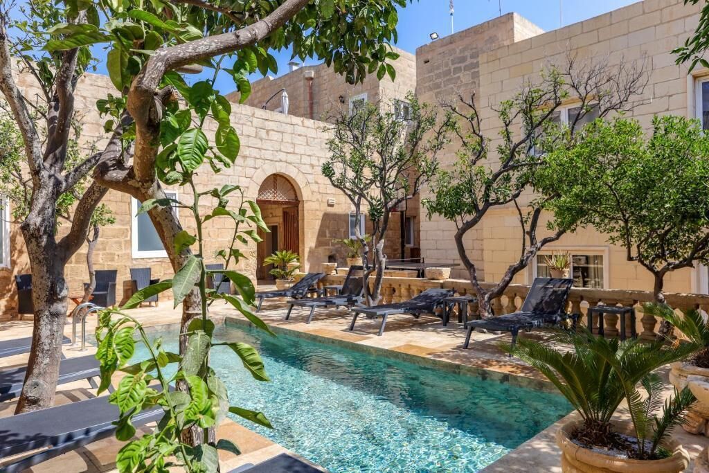 Seasonal outdoor pool, pool loungers