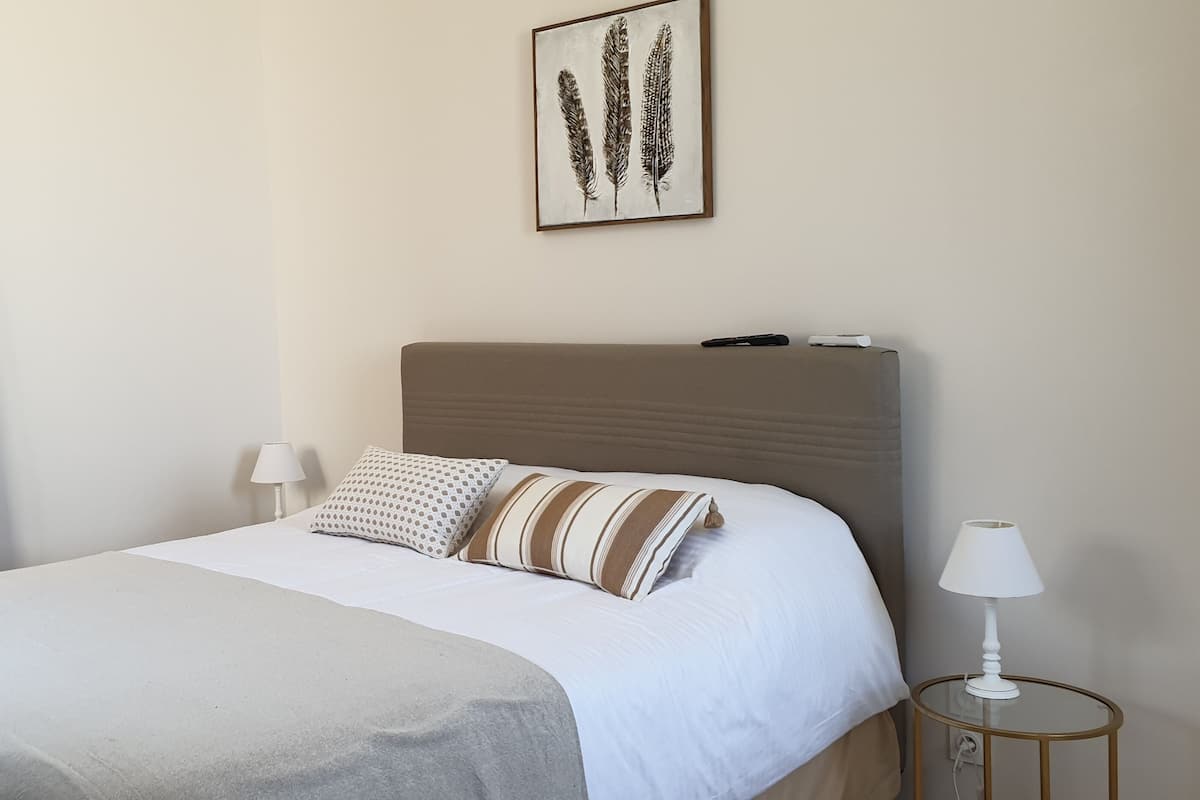 Junior suite, 1 queensize bed, terras, uitzicht op zwembad | 1 slaapkamer, luxe beddengoed, bedden met traagschuimmatras