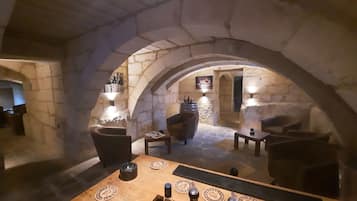 2 bars/lounges, cocktail bar