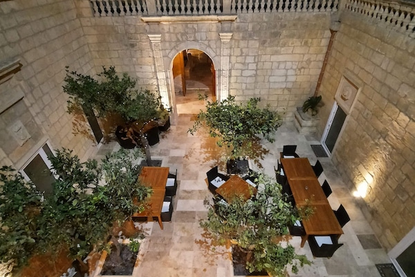 Mediterranean cuisine, al fresco dining