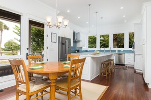 Kjøleskap, oppvaskmaskin, kaffetrakter/tekoker og kjøkkenutstyr