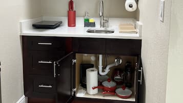 Refrigerador, microondas, parrilla de estufa y cafetera y tetera