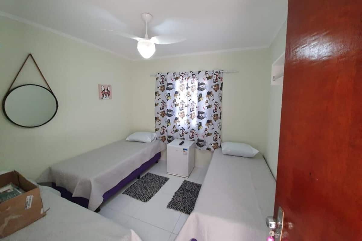 Habitación triple estándar | Ropa de cama hipoalergénica, camas con efecto memoria y escritorio
